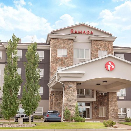 Ramada By Wyndham Camrose Hotel Bagian luar foto