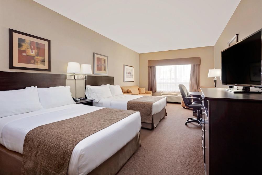 Ramada By Wyndham Camrose Hotel Bagian luar foto