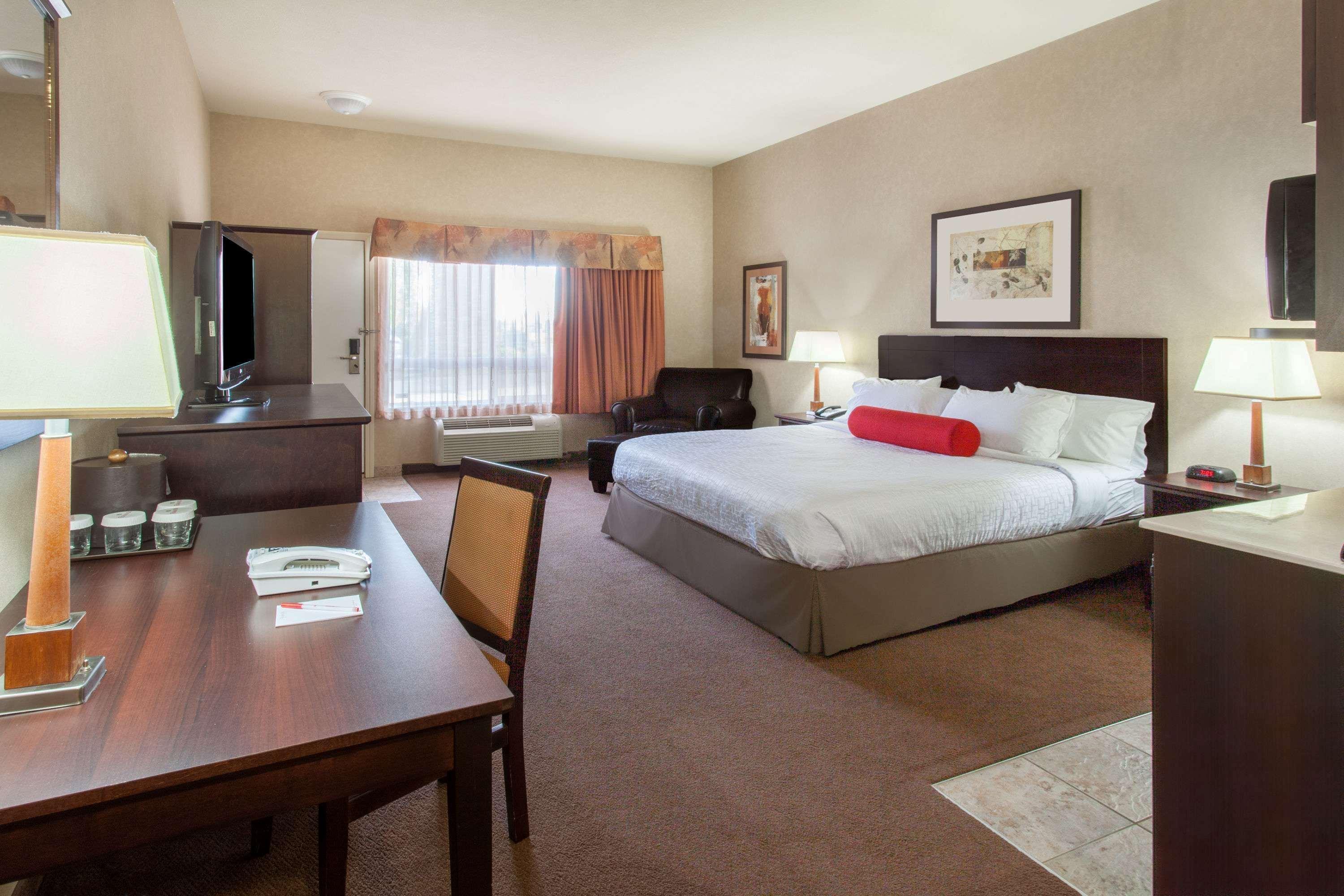 Ramada By Wyndham Camrose Hotel Bagian luar foto