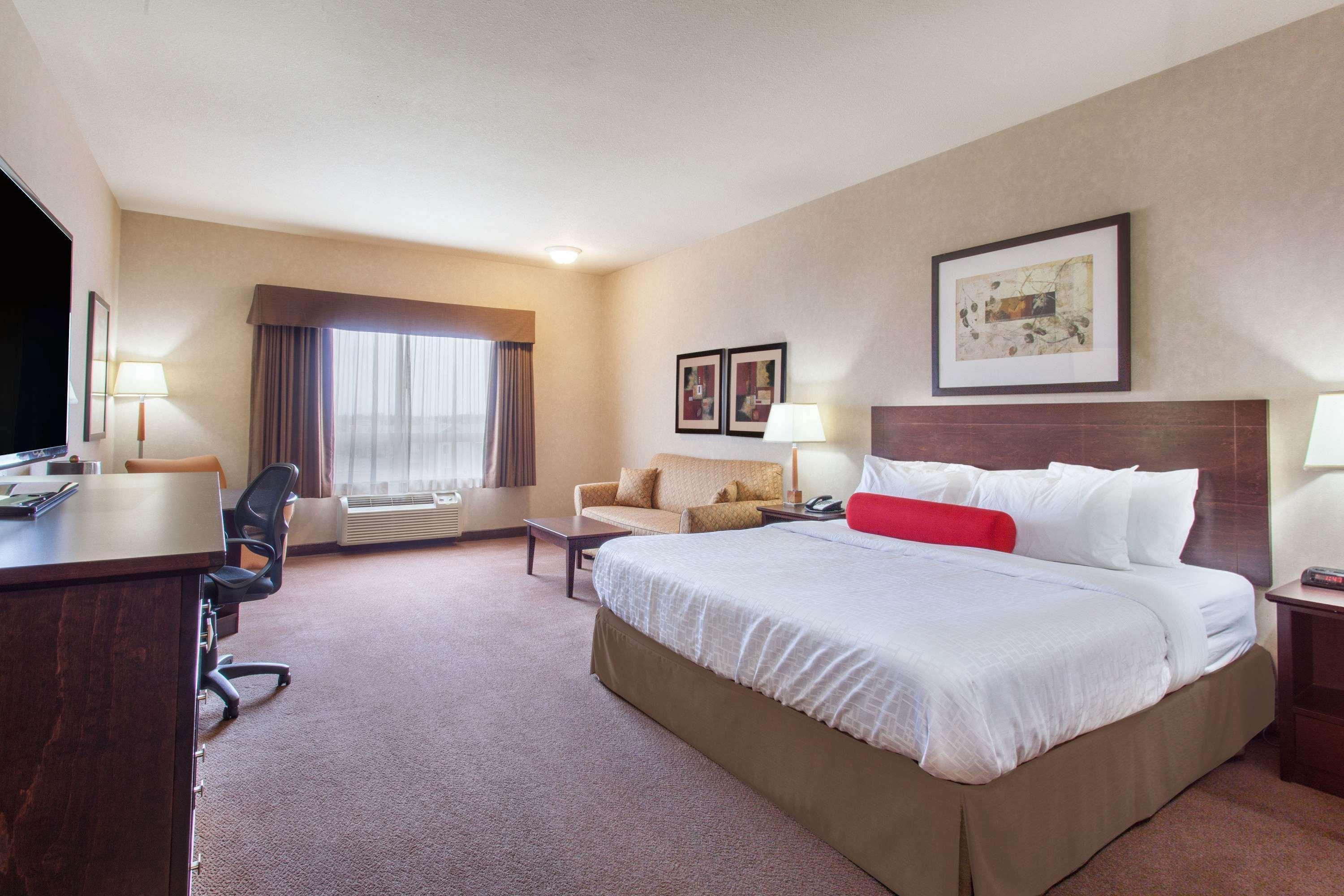 Ramada By Wyndham Camrose Hotel Bagian luar foto