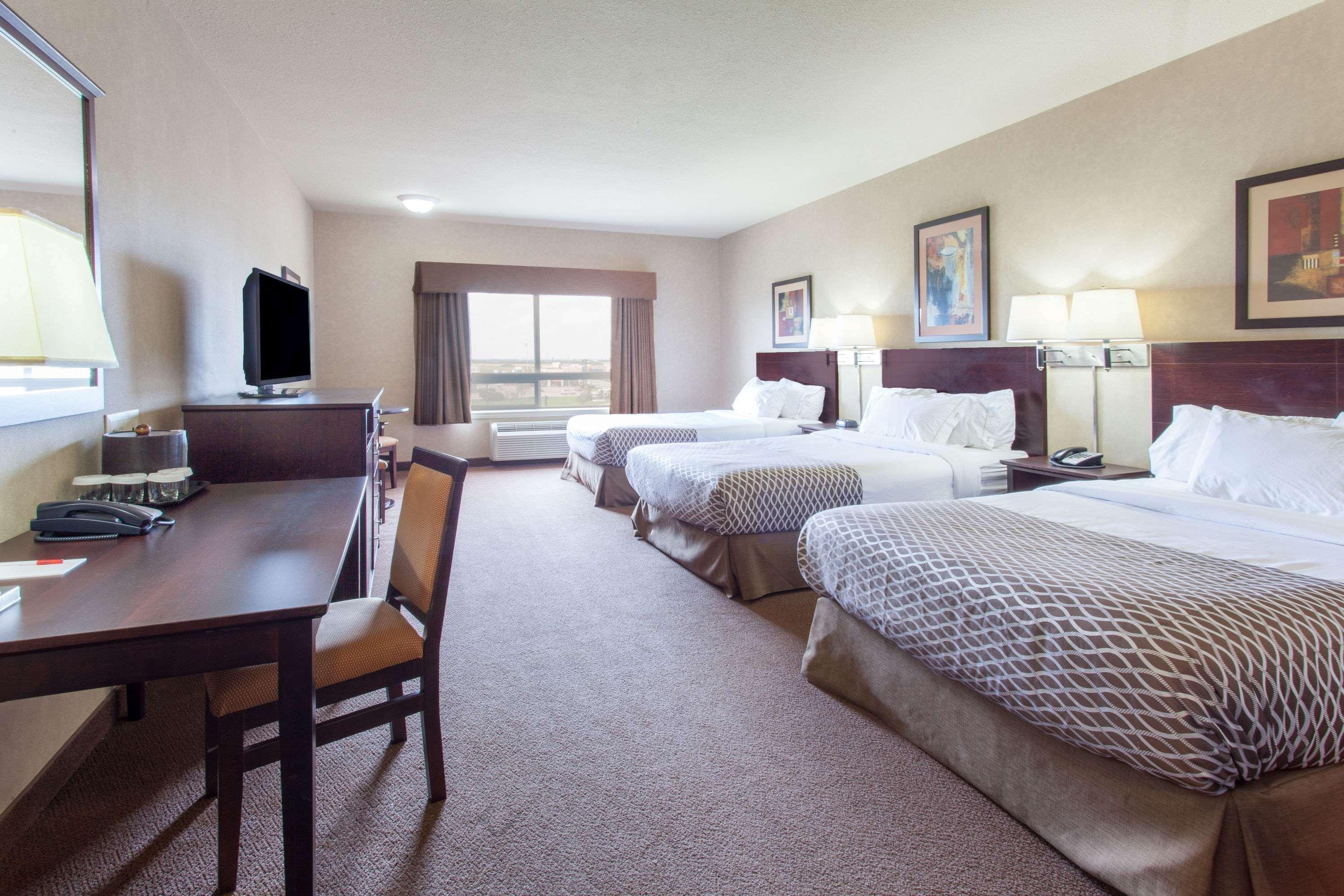 Ramada By Wyndham Camrose Hotel Bagian luar foto