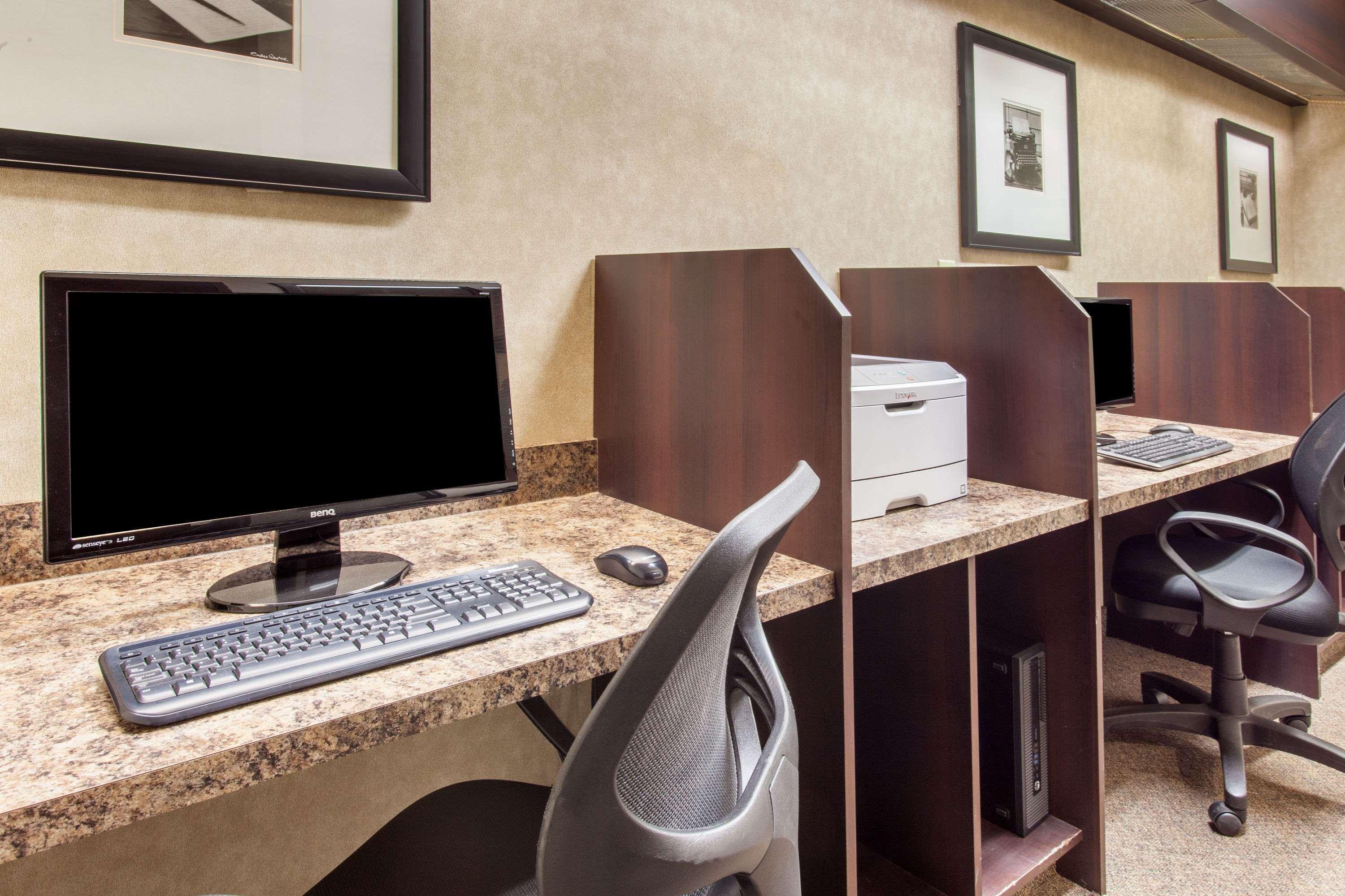 Ramada By Wyndham Camrose Hotel Bagian luar foto
