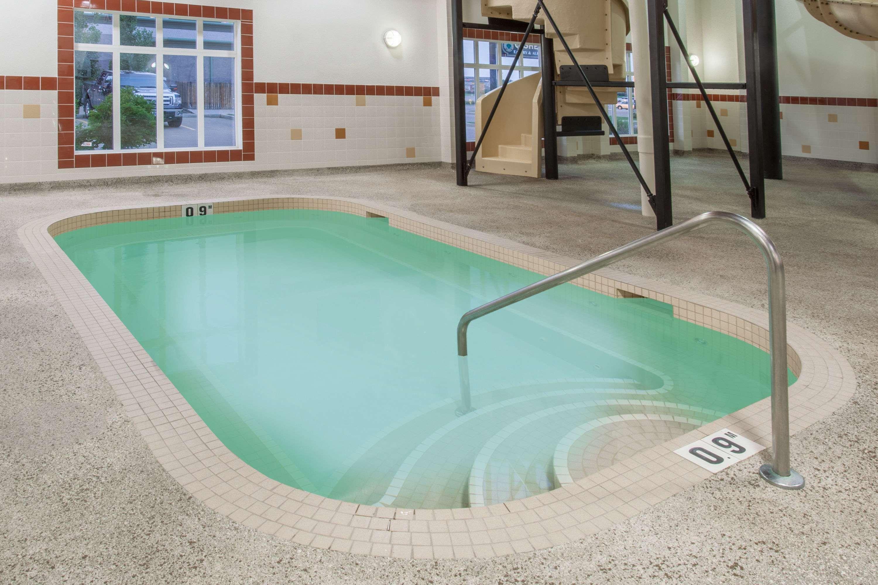 Ramada By Wyndham Camrose Hotel Bagian luar foto