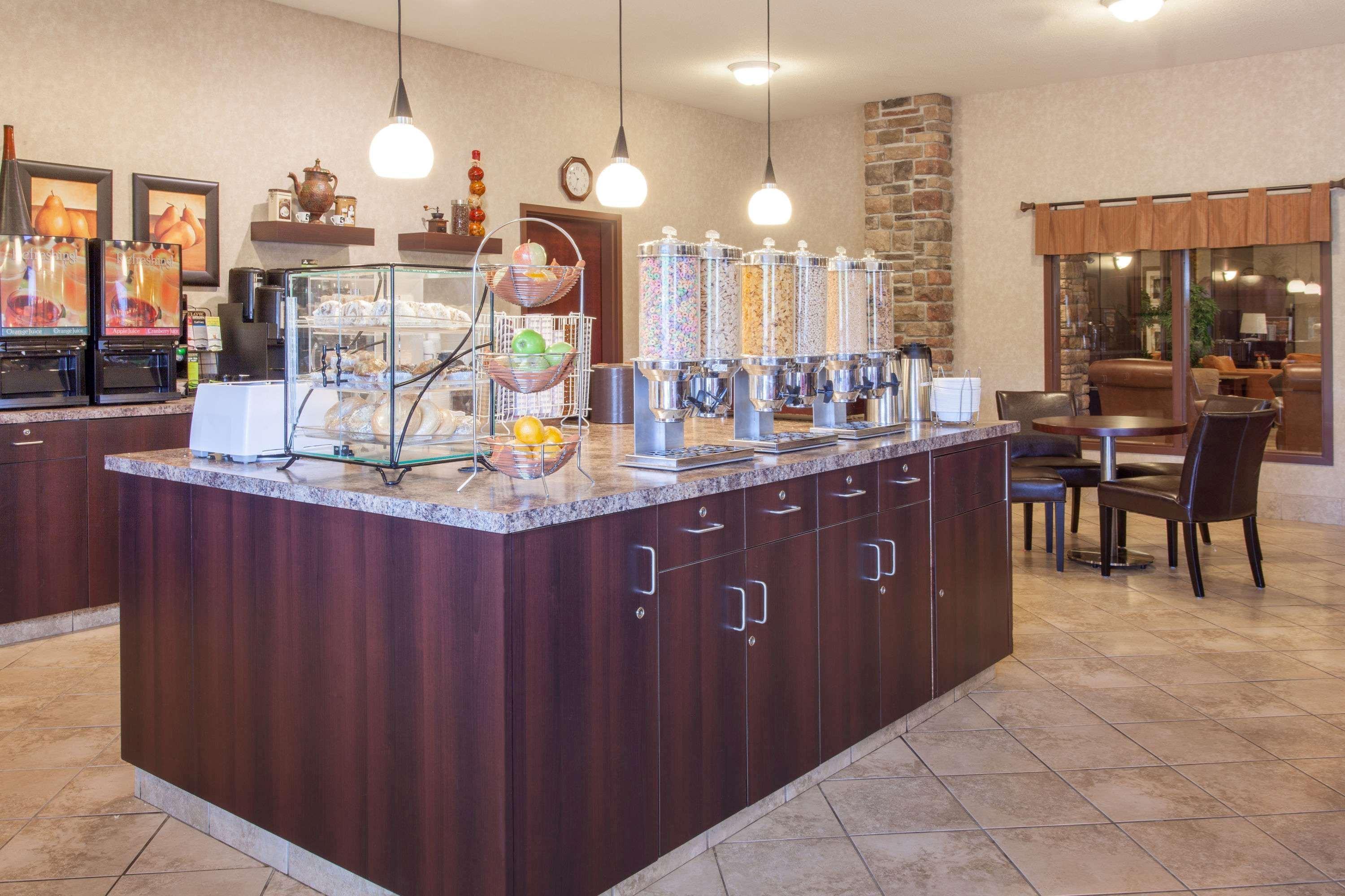 Ramada By Wyndham Camrose Hotel Bagian luar foto