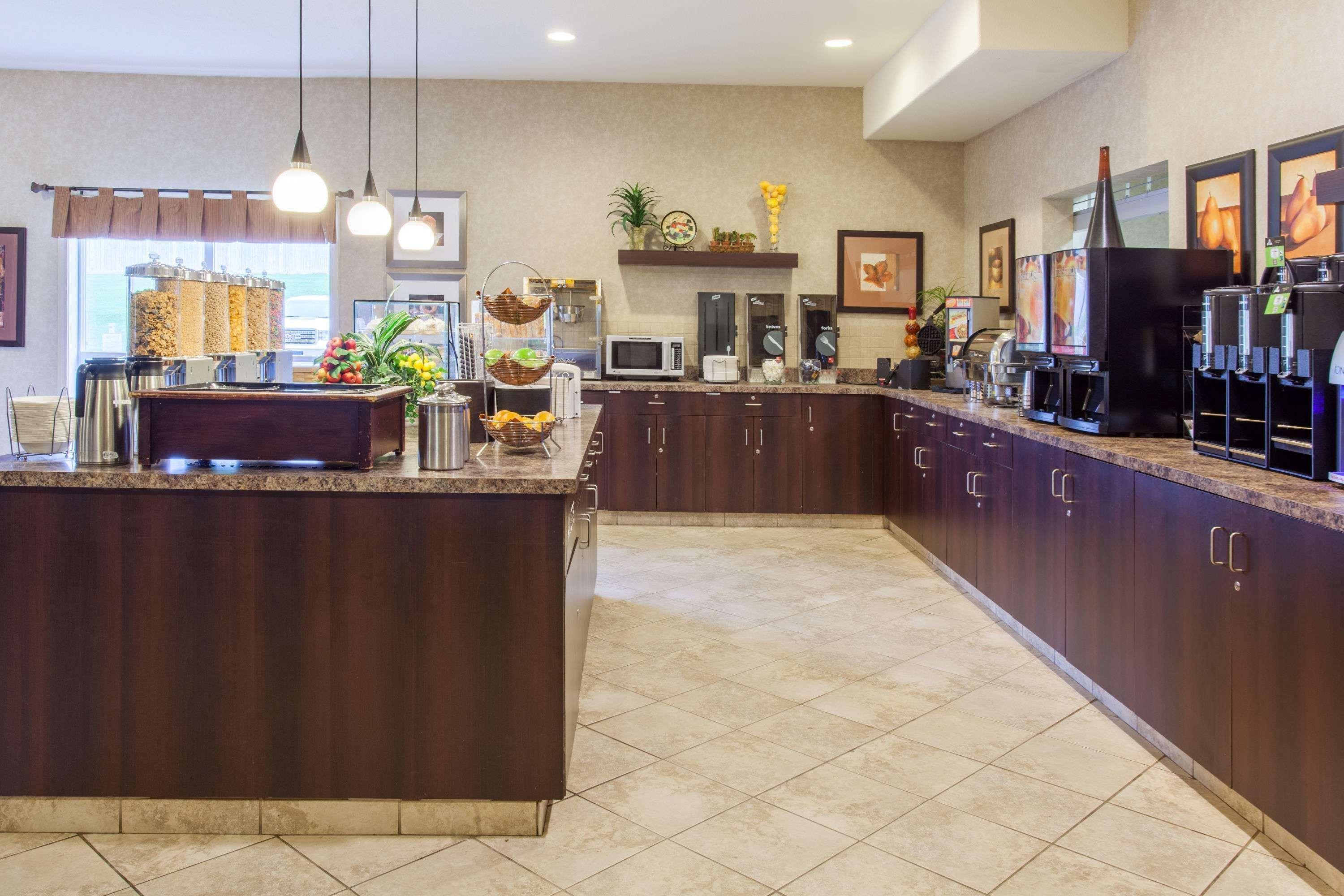 Ramada By Wyndham Camrose Hotel Bagian luar foto