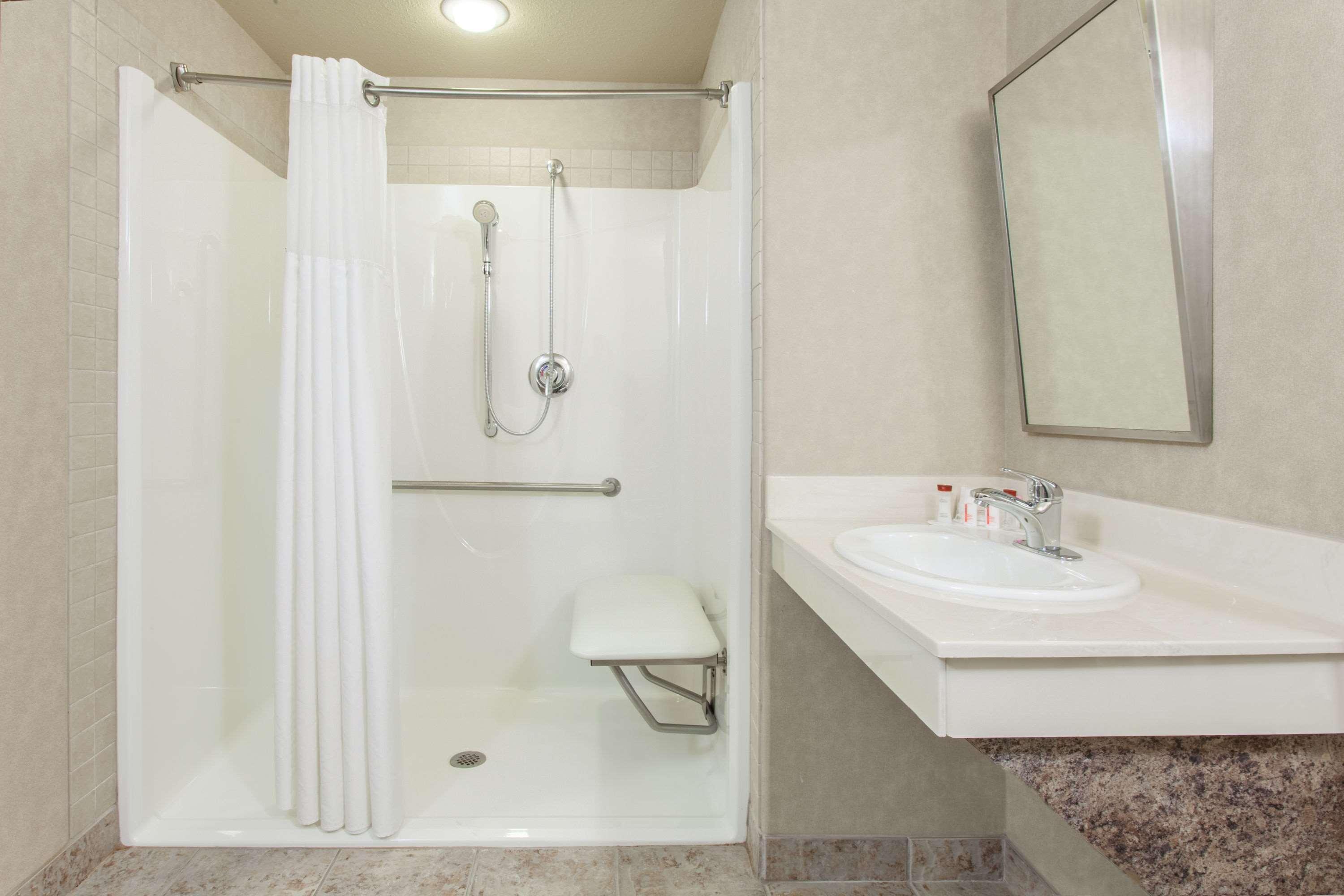 Ramada By Wyndham Camrose Hotel Bagian luar foto