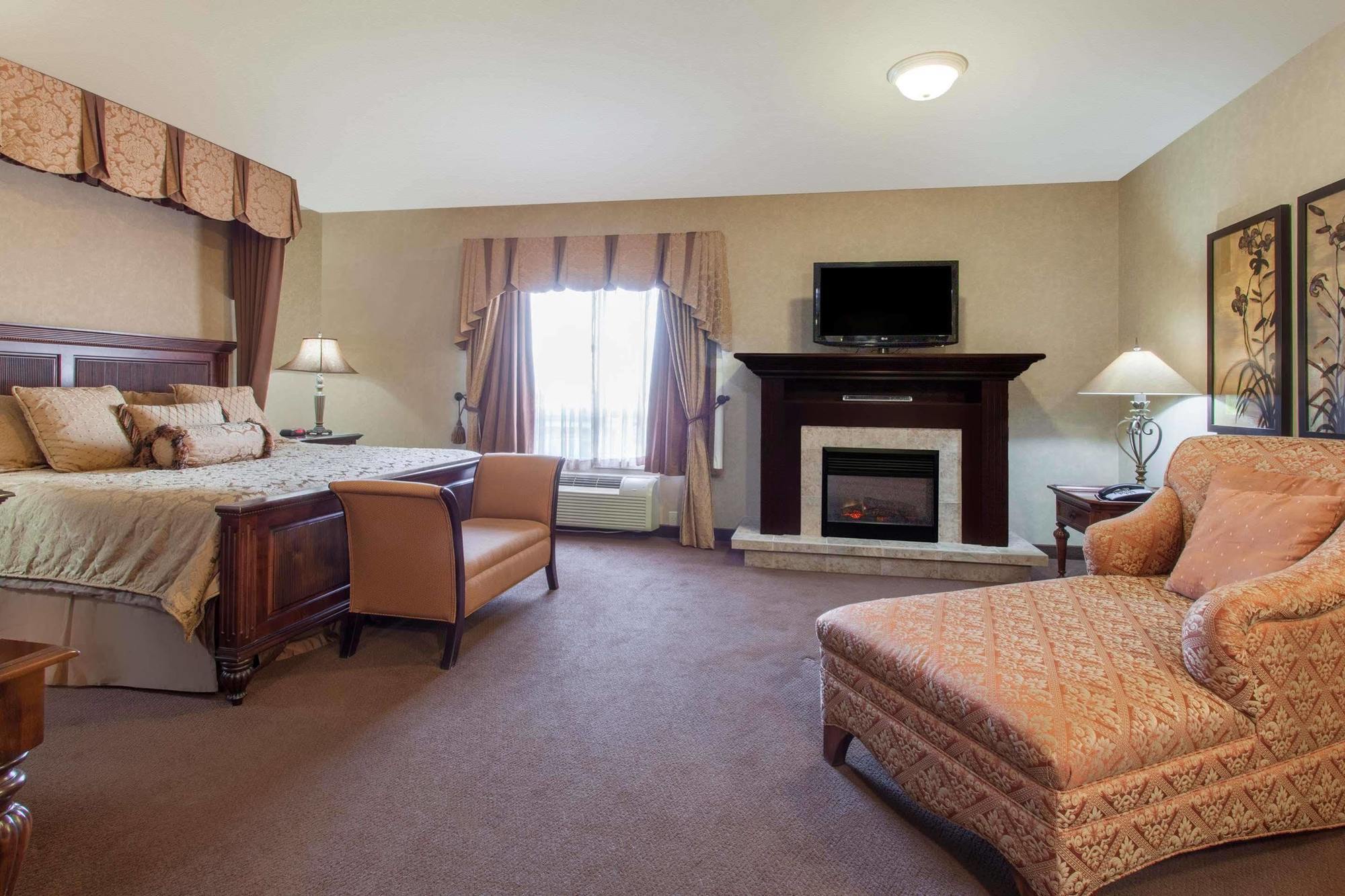 Ramada By Wyndham Camrose Hotel Bagian luar foto