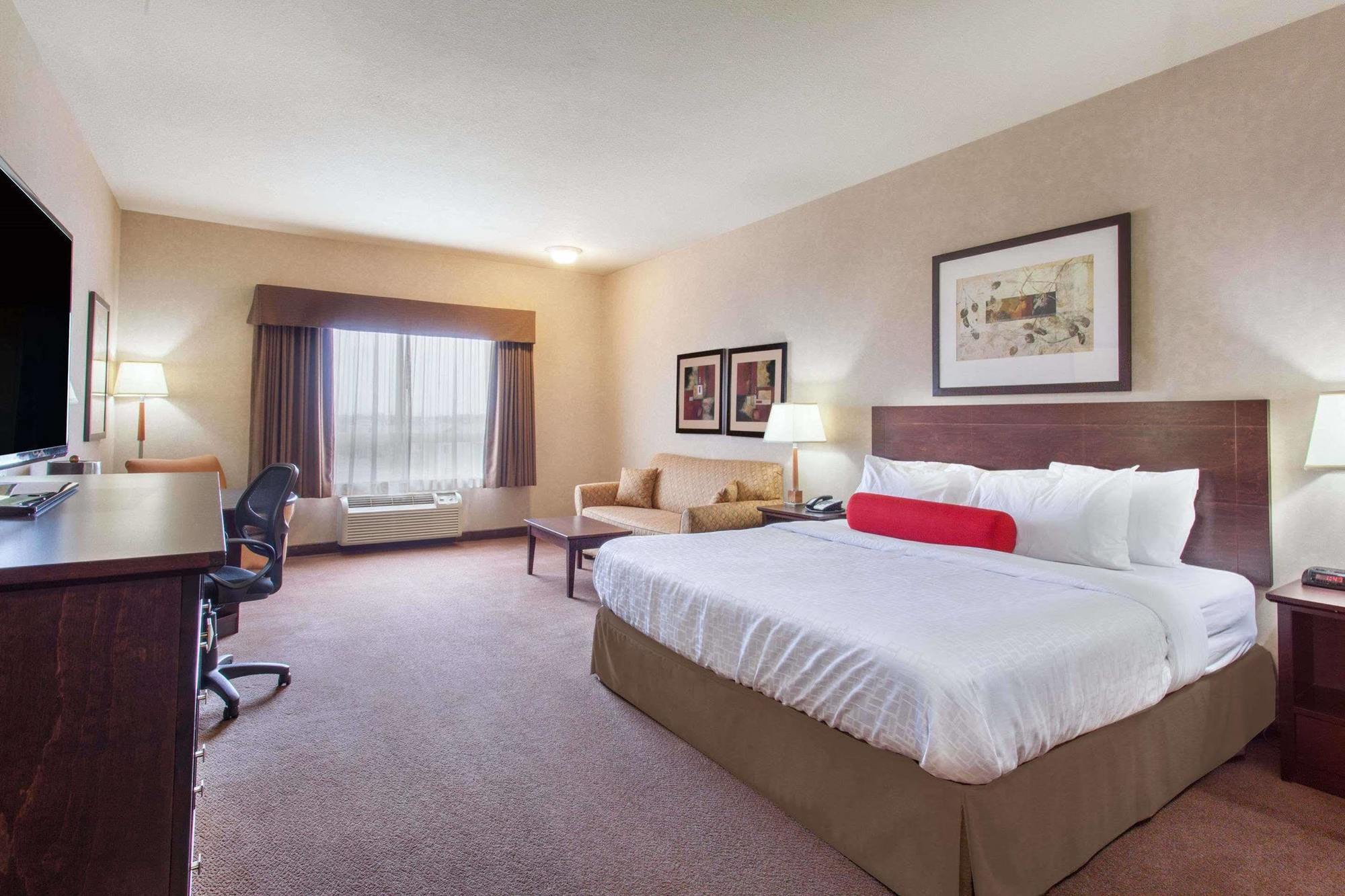 Ramada By Wyndham Camrose Hotel Bagian luar foto