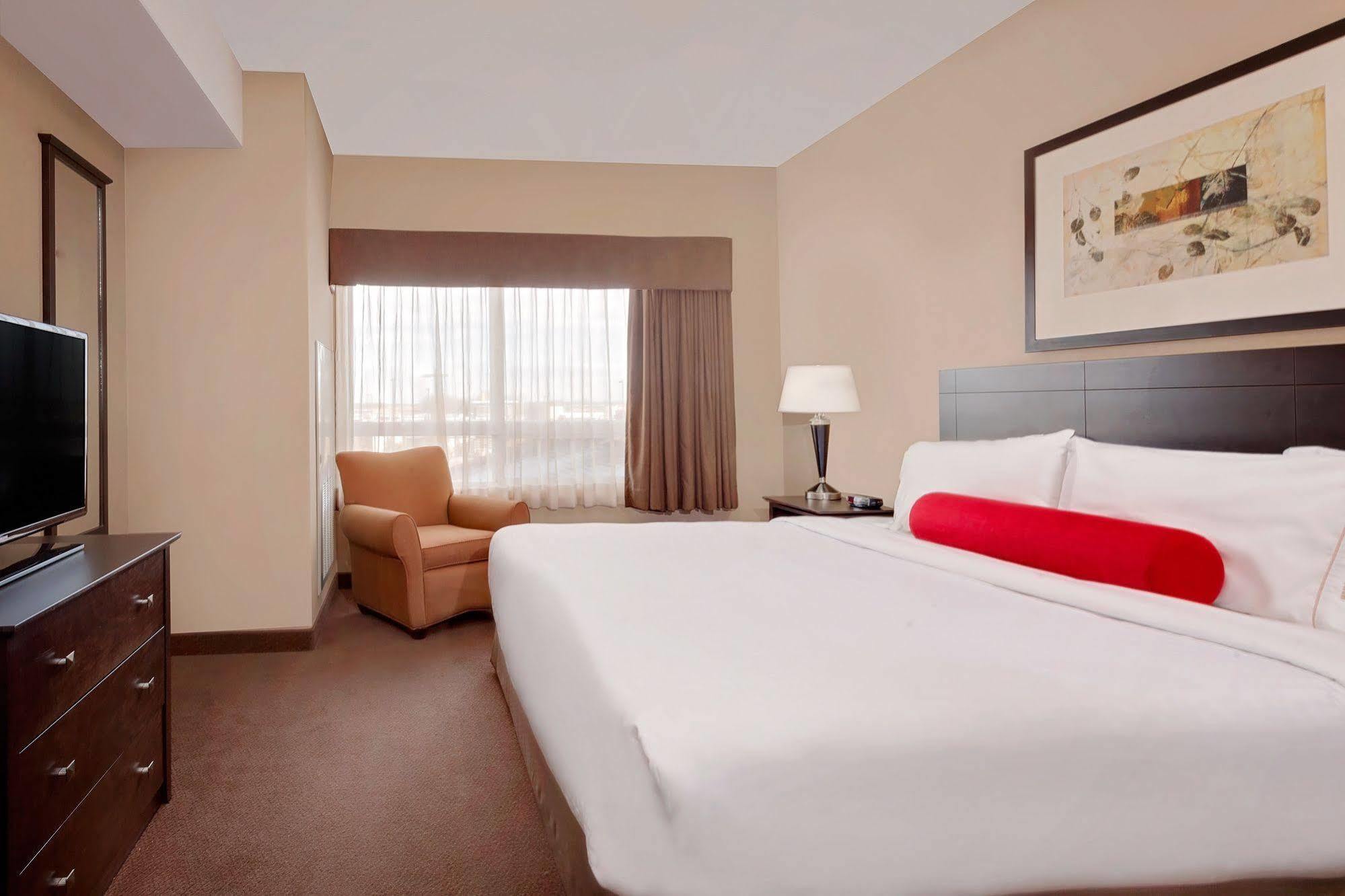 Ramada By Wyndham Camrose Hotel Bagian luar foto